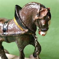 Arbejdshest brun keramik sort seletøj på hjul gammelt legetøj